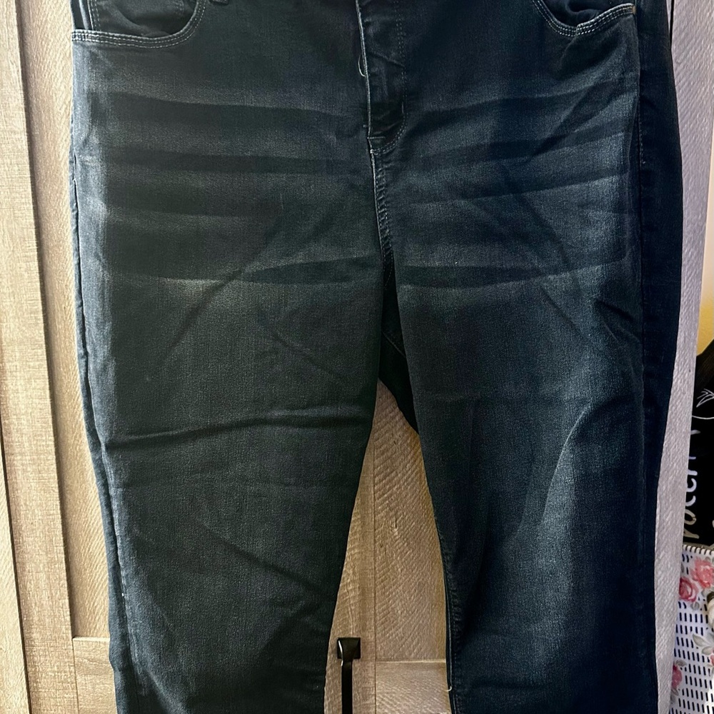 Laurie Felt Black Capri Pants Casual Style